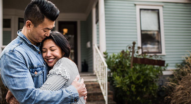 El Aspiring Home Buyers Profile de la Asociación nacional de Realtors (NAR por sus siglas en inglés) encontró que el público estadounidense todavía está un poco confundido en cuanto a que realmente es necesario para calificar para un préstamo hipotecario en el mercado de la vivienda actual. Los resultados de la encuesta muestran que los no propietarios citan como la principal razón para no ser dueños de una casa, el no poder pagarla.

