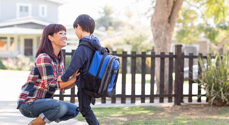 No debería sorprender que comprar una casa en un distrito escolar bueno sea importante para los compradores de vivienda. Según un informe de Realtor.com, 86 % de 18 a 34 años y 84 % de aquellos con edad entre 35 a 54 indicaron que sus áreas de búsqueda de una casa fueron definidas por los límites del distrito escolar.

