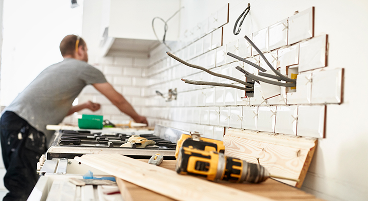 Si está pensando en remodelar su casa antes de ponerla a la venta, de un vistazo a estos tres consejos para ayudarle a decidir si realmente necesita arreglarla antes de venderla. La respuesta puede sorprenderle.

