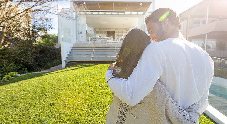 Con una crisis sanitaria mundial que impulsó una pausa en la economía este año, el mercado de la vivienda se vio afectado de gran manera. Muchos han estado esperando ansiosamente alguna señal brillante de una recuperación. Basado en el último informe de ventas de las casas existentes de la Asociación nacional de Realtors (NAR por sus siglas en inglés), junio alcanzó un muy esperado repunte récord para encender esa chispa.

