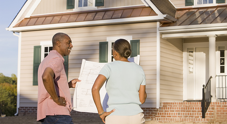 Encontrar la casa adecuada para comprar hoy es uno de los mayores desafíos para los compradores potenciales. Con tan pocas casas para la venta y la construcción de casas recién construidas en aumento, es posible que se pregunte si debe considerar la nueva construcción en su proceso de búsqueda. Es una buena pregunta que hacer, y una oportunidad para mirar los pros y los contras de lo que significa comprar una casa nueva frente a una existente. Estas son algunas cosas para tener en cuenta al tomar la mejor decisión para su familia.

