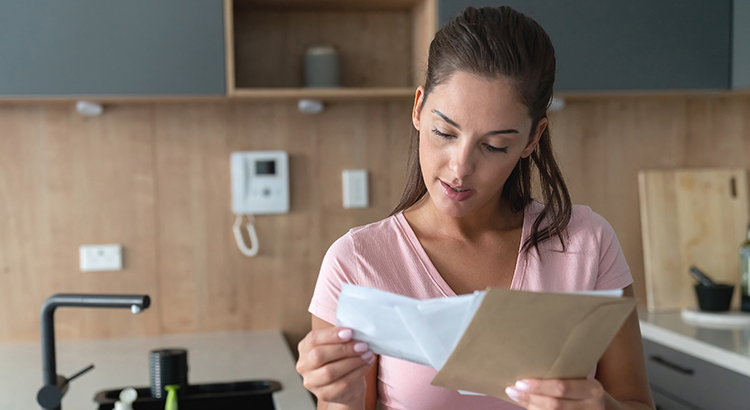 A principios de este año, cuando la nación puso pausa en la economía y la tasa de desempleo aumentó significativamente, muchos propietarios estaban inmediatamente preocupados en cuanto a si podían pagar sus hipotecas, y es comprensible que sea así. Para ayudar en este momento difícil, se pusieron en marcha dos planes de protección para ayudar a apoyar a los necesitados.

