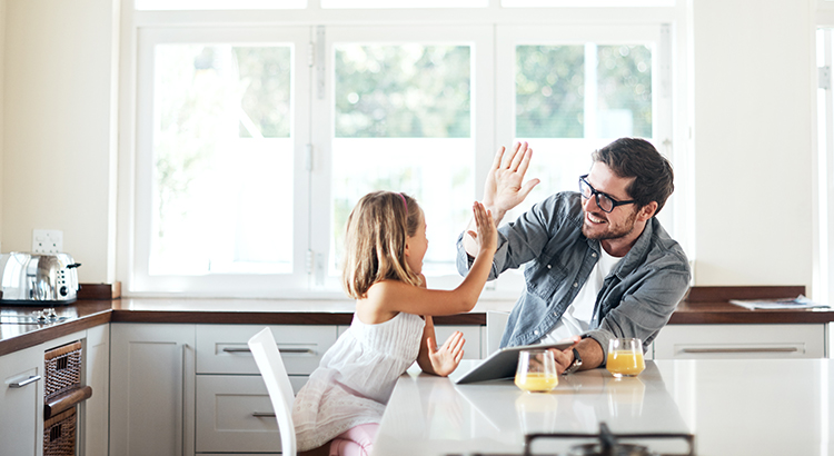 Cuando escucha la frase apreciación del precio de la casa, ¿Qué significa para usted? Solo a través de las pistas del contexto, lo mas probable es que sepa que tiene que ver con el aumento de los precios de las casas. Como vendedor, usted sabe que el aumento de los precios es una buena noticia para su posible venta. Pero miremos mas allá del signo del dólar y profundicemos en el concepto. Para entender realmente la apreciación del precio de la vivienda, necesita saber cómo funciona y por qué es importante para usted.

