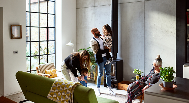 La sensación de orgullo que sentirá cuando compre una casa no puede ser exagerada. Para la primera generación de compradores de vivienda, esa sensación de logro es aún mayor. Esto se debe a que el orgullo de ser propietario de vivienda para la primera generación de compradores se extiende mucho mas allá del comprador.  AJ Barkley, Director de Crédito para Vecindarios y Comunidades de Bank of America, dice:

