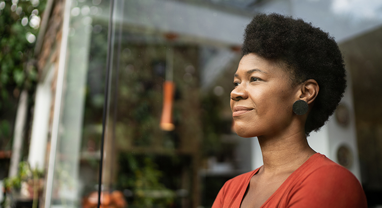 Hoy tomamos el tiempo para honrar y reconocer las experiencias pasadas y presentes de los estadounidenses negros. Cuando se trata específicamente de bienes raíces, el acceso equitativo a la vivienda ha recorrido un largo camino, pero el camino hacia la propiedad de la vivienda sigue siendo más empinado para los hogares de color.

